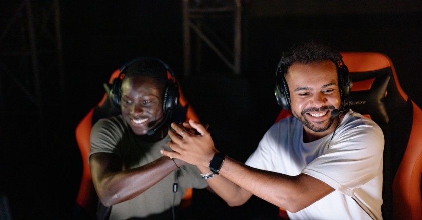 How Online Gaming Connects Players Through Competition and Teamwork